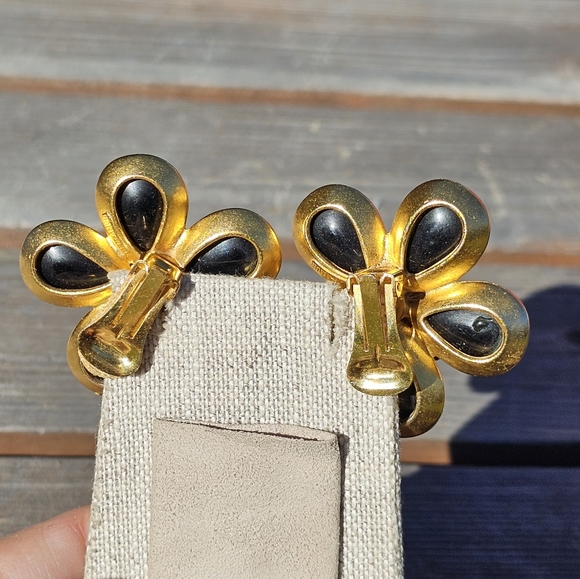 Vtg. Ben-Amun daisy clip on earrings - Picture 4 of 6